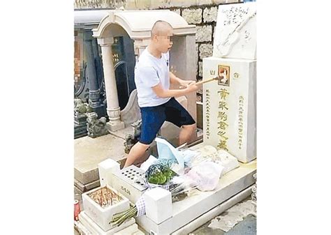 黃家駒 墳墓|15歲仔 揮錘淋汽水 毀墳辱家駒